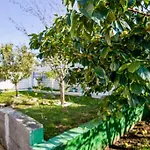 Comodo Y Coqueto Con Jardin En Holiday home