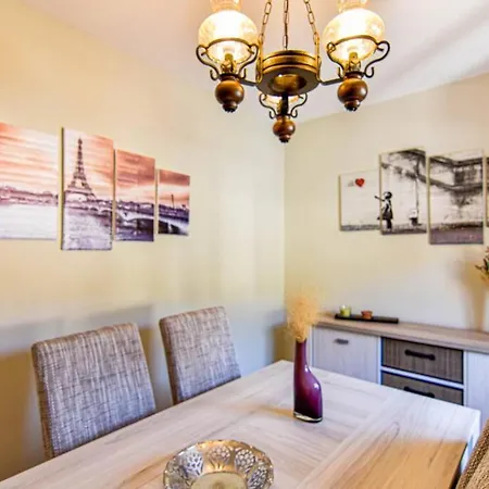 Comodo Y Coqueto Con Jardin En