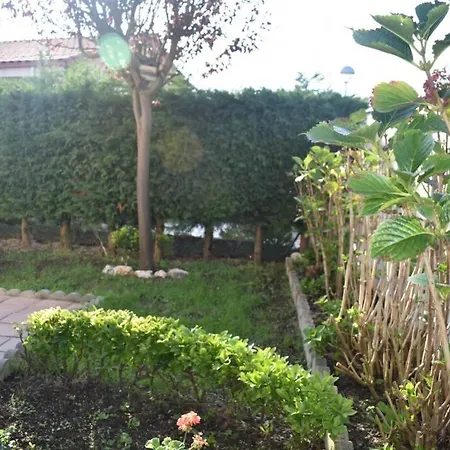 Comodo Y Coqueto Con Jardin En Nyaraló Argoños