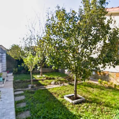 Comodo Y Coqueto Con Jardin En * 아르고노스