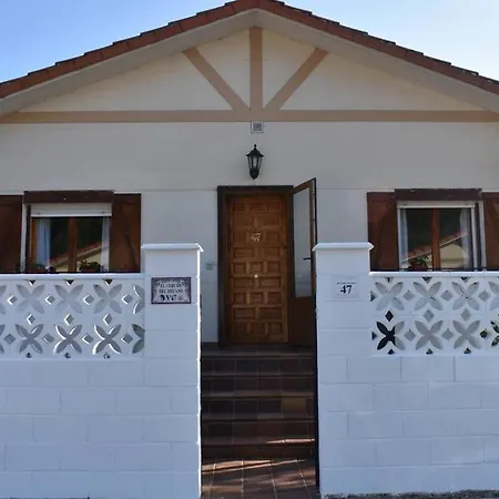 Comodo Y Coqueto Con Jardin En 아르고노스