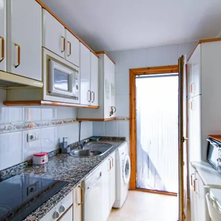 Comodo Y Coqueto Con Jardin En 아르고노스